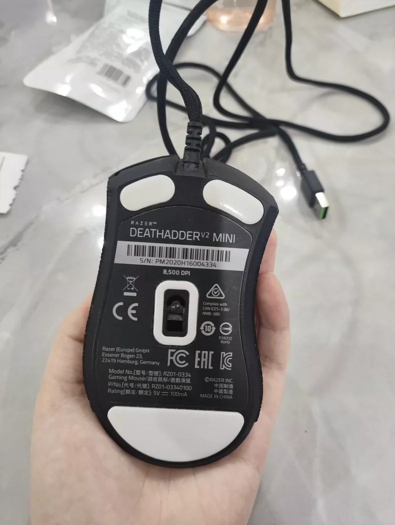 Razer雷蛇 炼狱蝰蛇v2mini 没有拆修没有打油，贴着防滑贴使用的